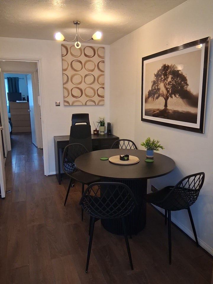Flat Chasewood Avenue in Greater London