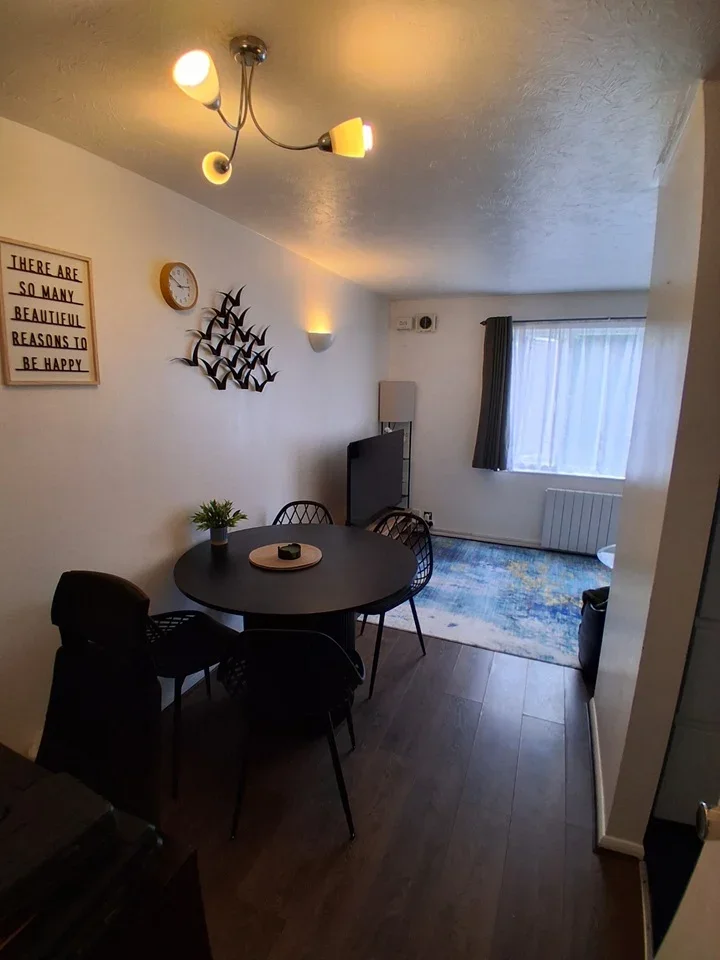 Flat Chasewood Avenue in Greater London