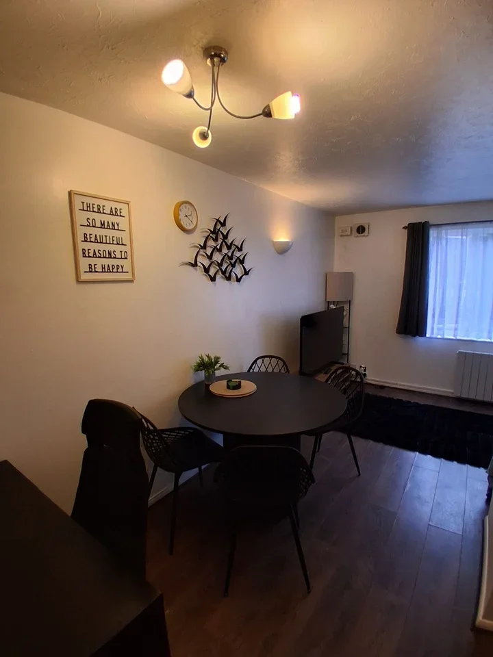 Flat Chasewood Avenue in Greater London