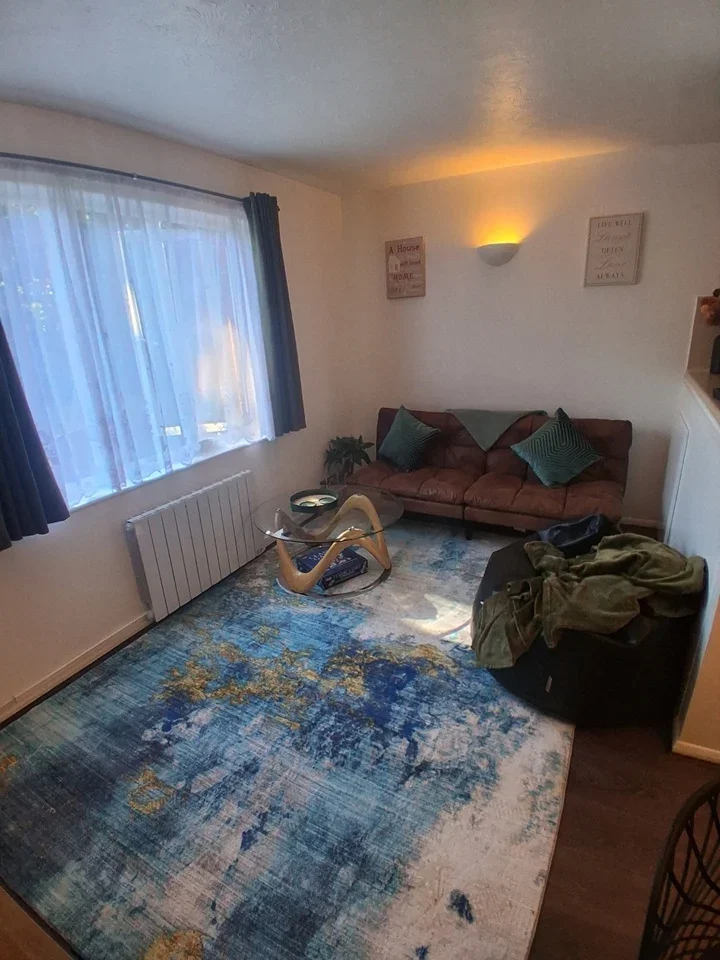 Flat Chasewood Avenue in Greater London