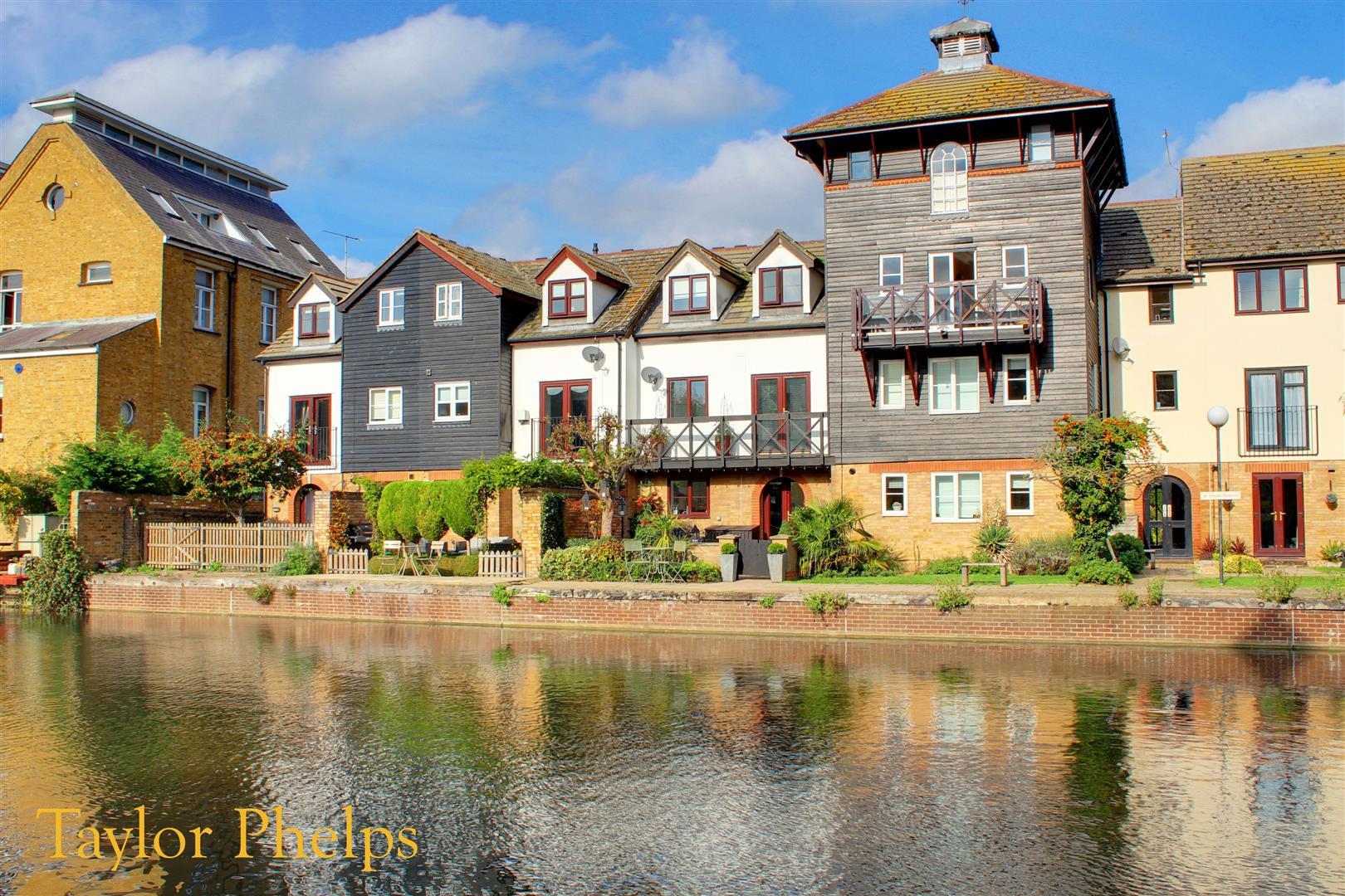 Flat Albany Mews in Ware