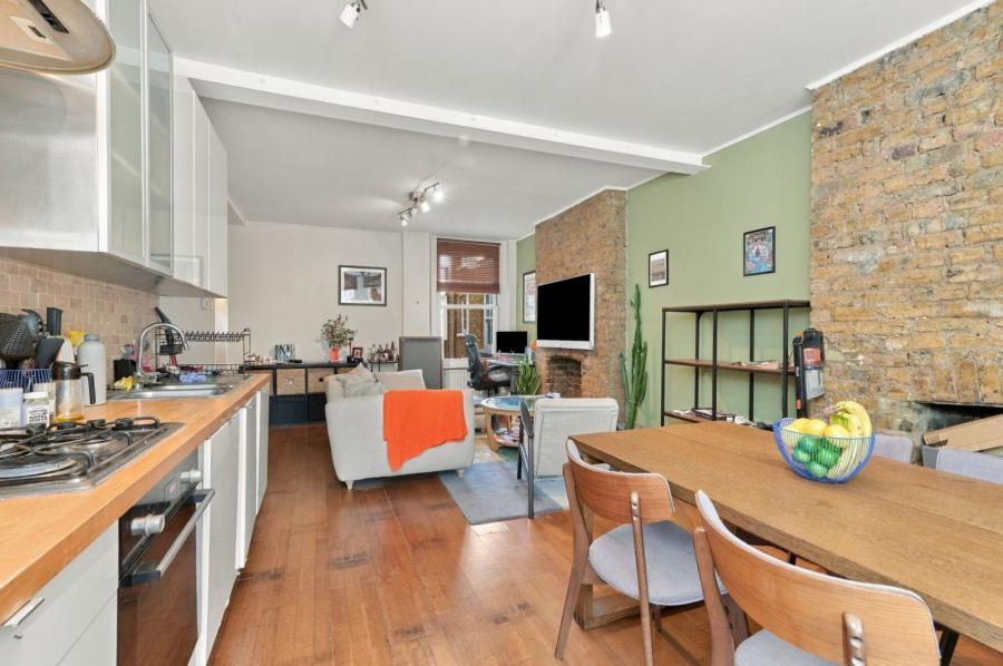 Flat Queenstown Road in Greater London