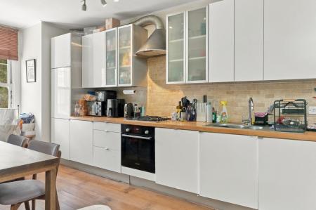 Flat Queenstown Road in Greater London
