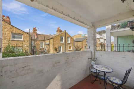 Flat Queenstown Road in Greater London