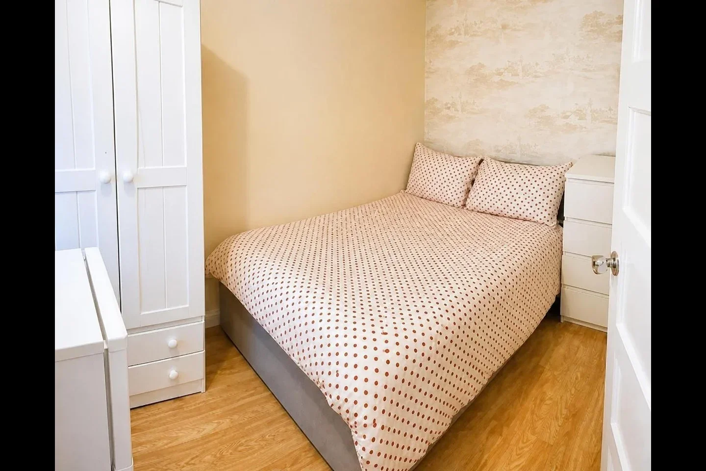 Room Calidore Close in Greater London