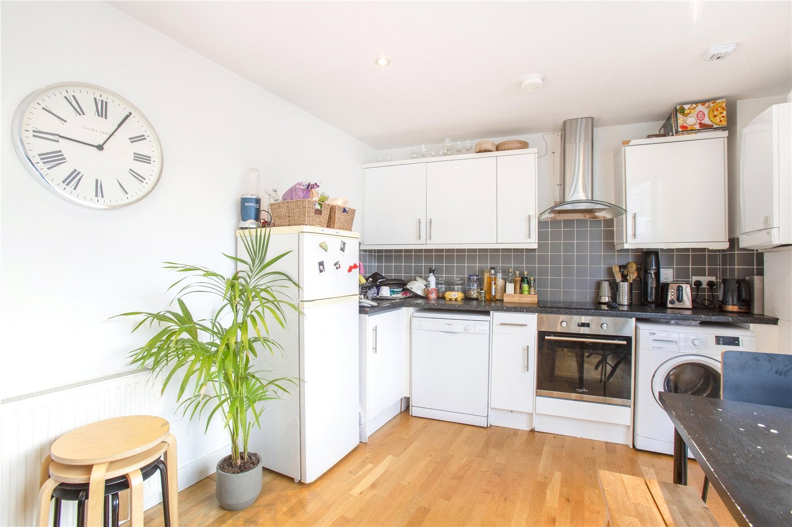 Flat Scrutton Street in Greater London