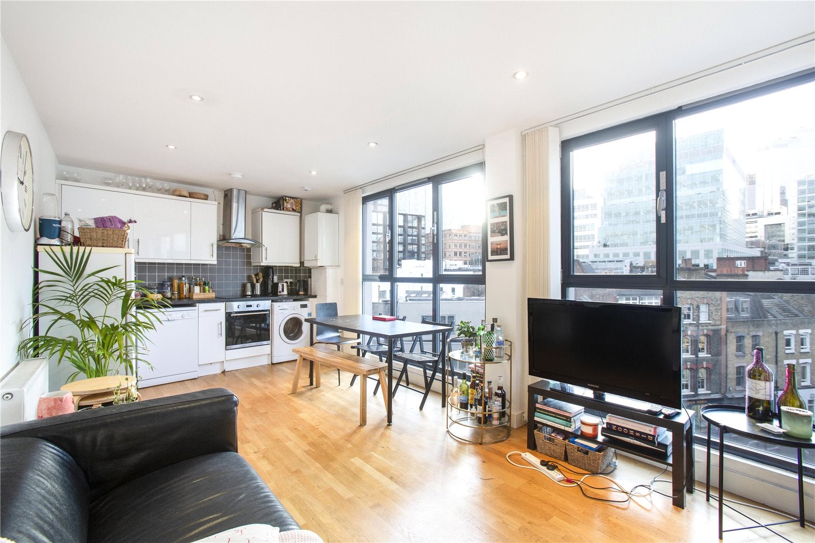 Flat Scrutton Street in Greater London