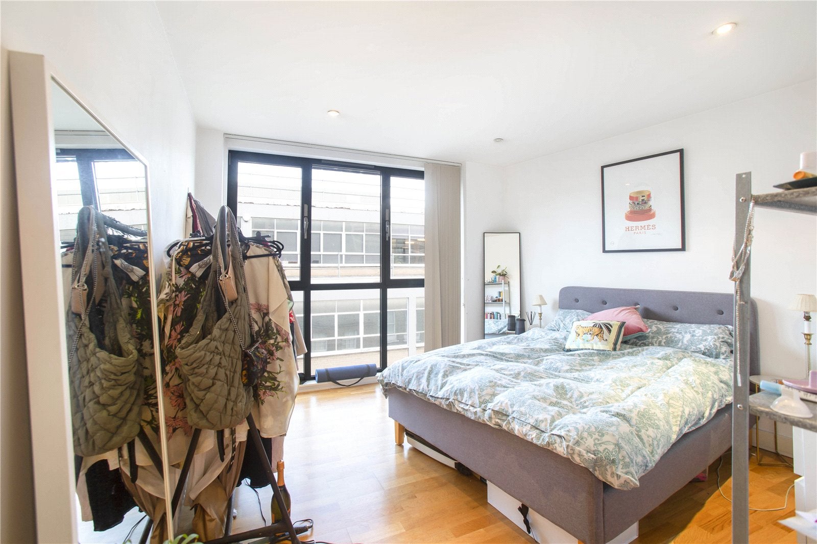Flat Scrutton Street in Greater London