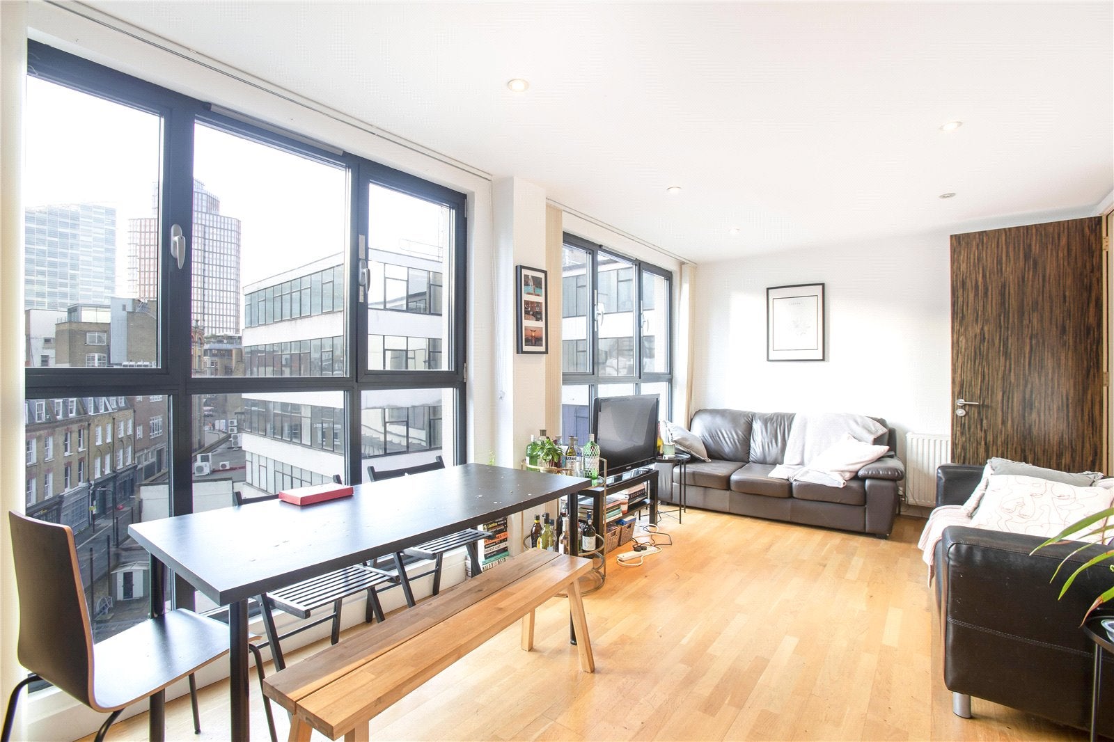 Flat Scrutton Street in Greater London