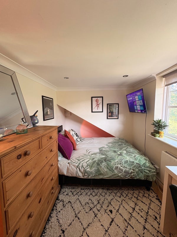 Room Goldsmith Road in Greater London