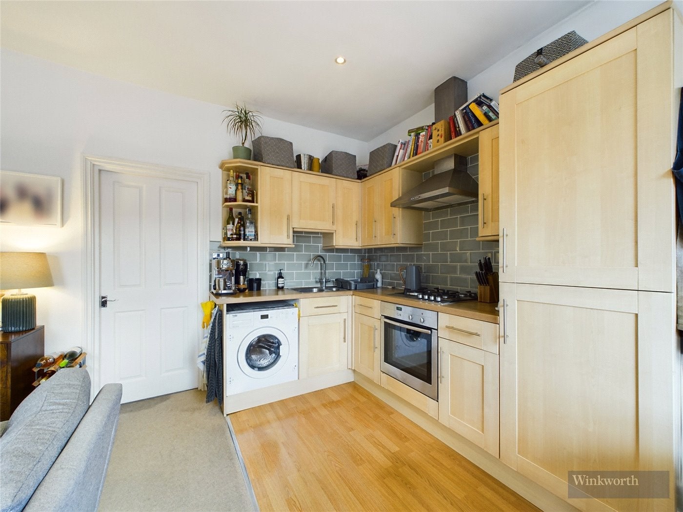 Flat Victoria Avenue in Greater London