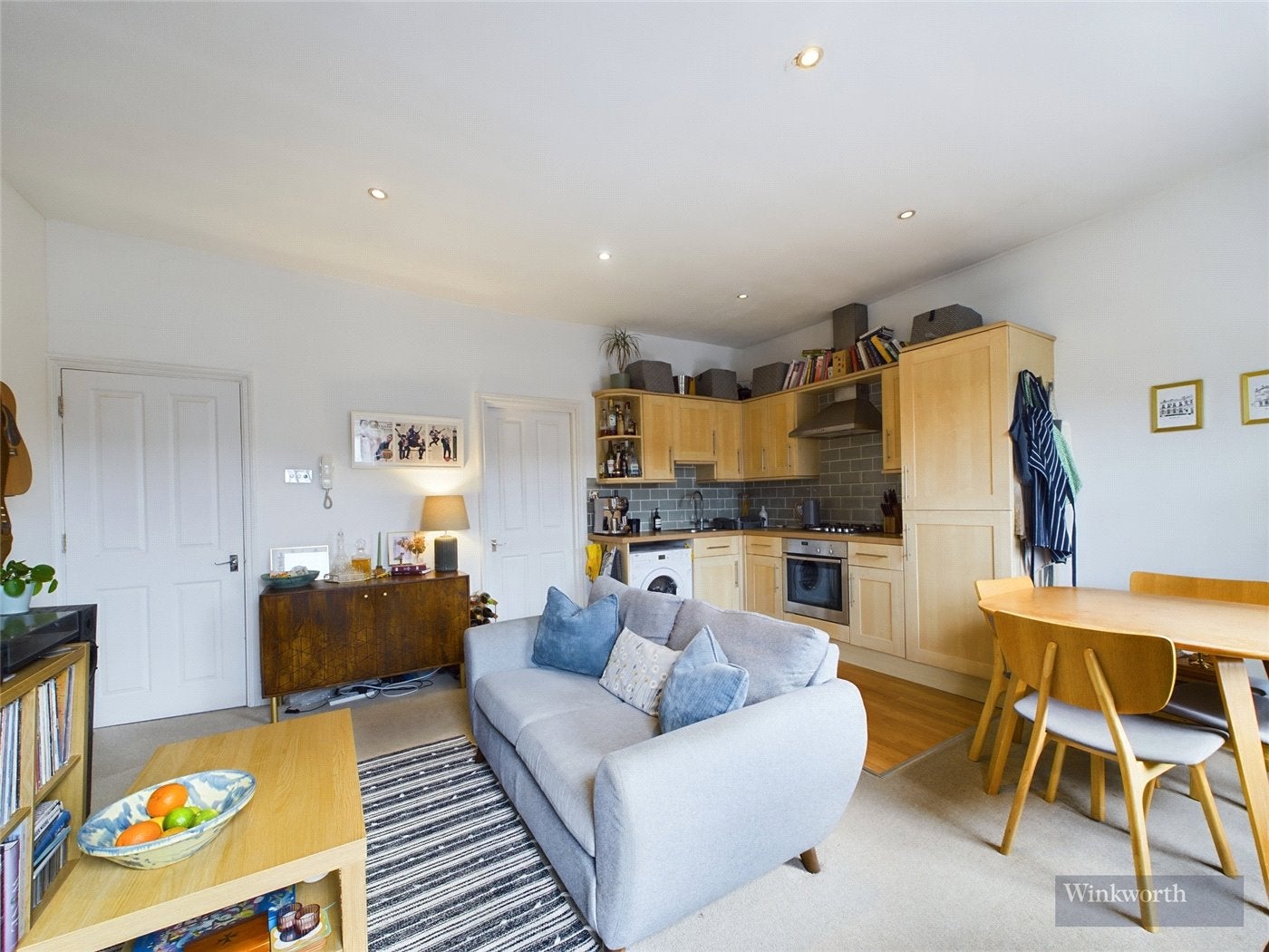 Flat Victoria Avenue in Greater London
