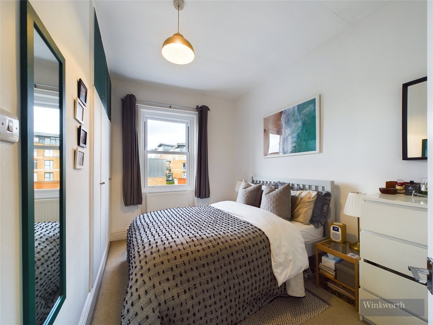 Flat Victoria Avenue in Greater London