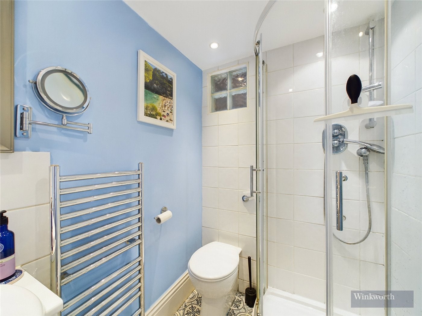 Flat Victoria Avenue in Greater London