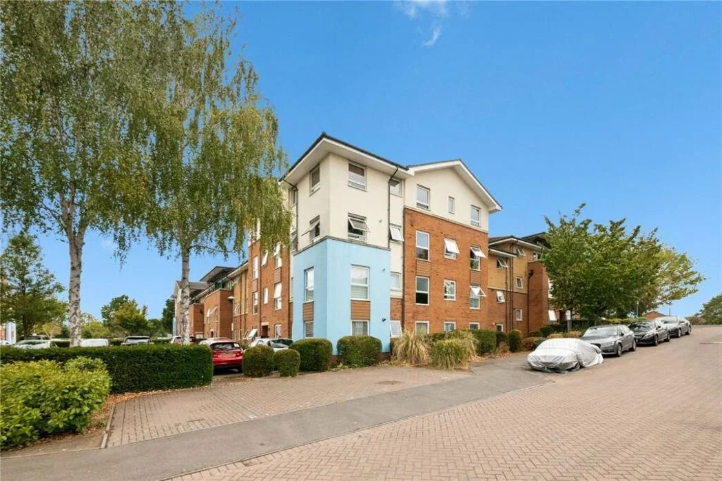Flat Admiralty Close in Greater London