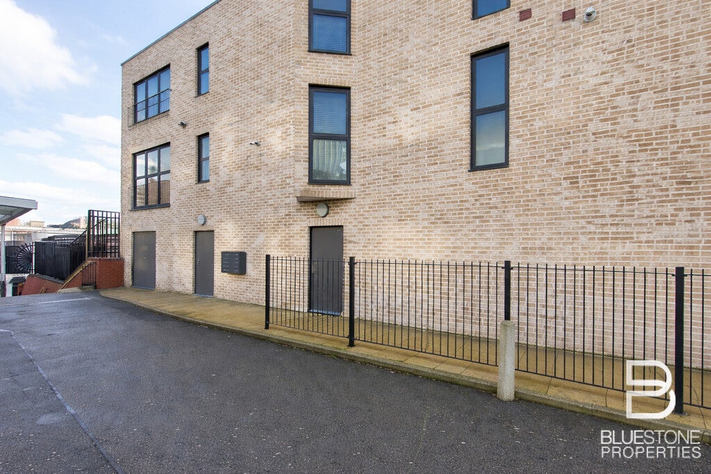 Flat Beddington Gardens in Greater London