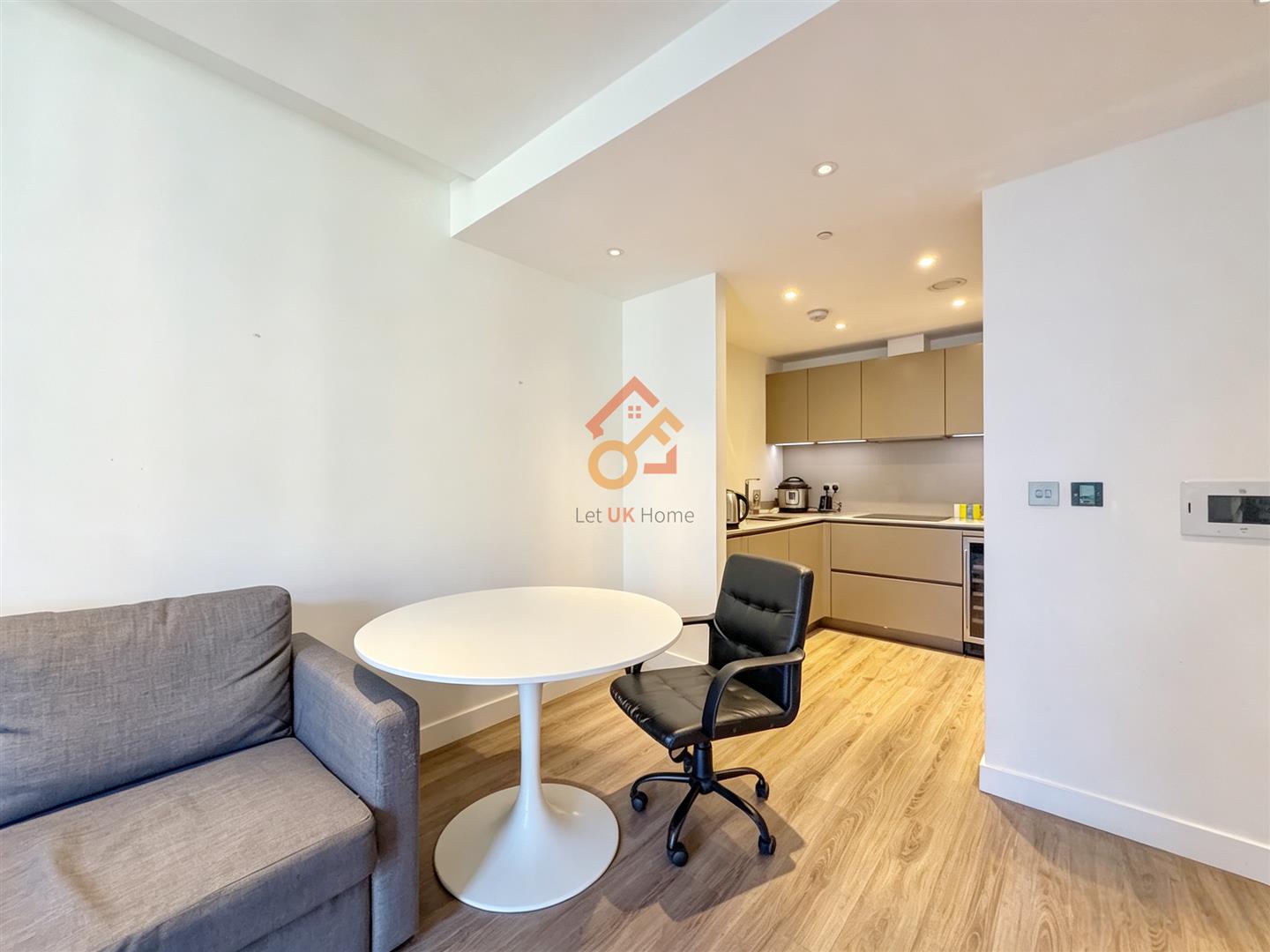 Flat Leman Street in Greater London