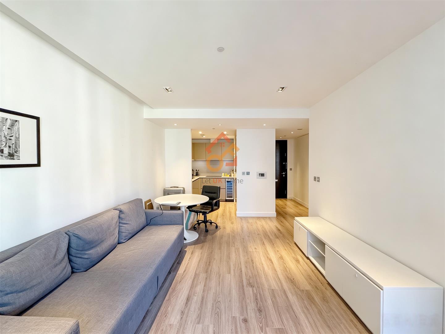 Flat Leman Street in Greater London