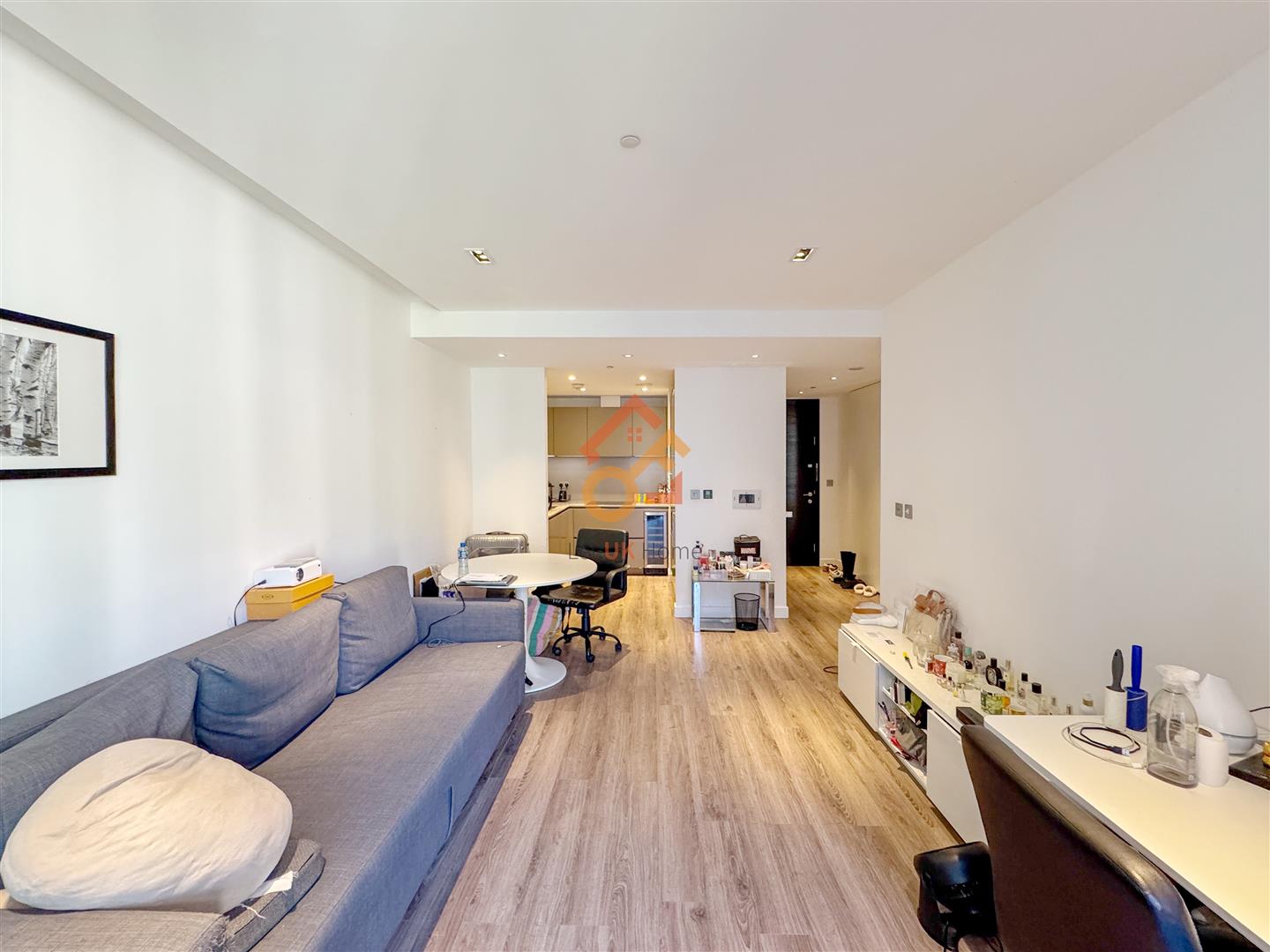 Flat Leman Street in Greater London