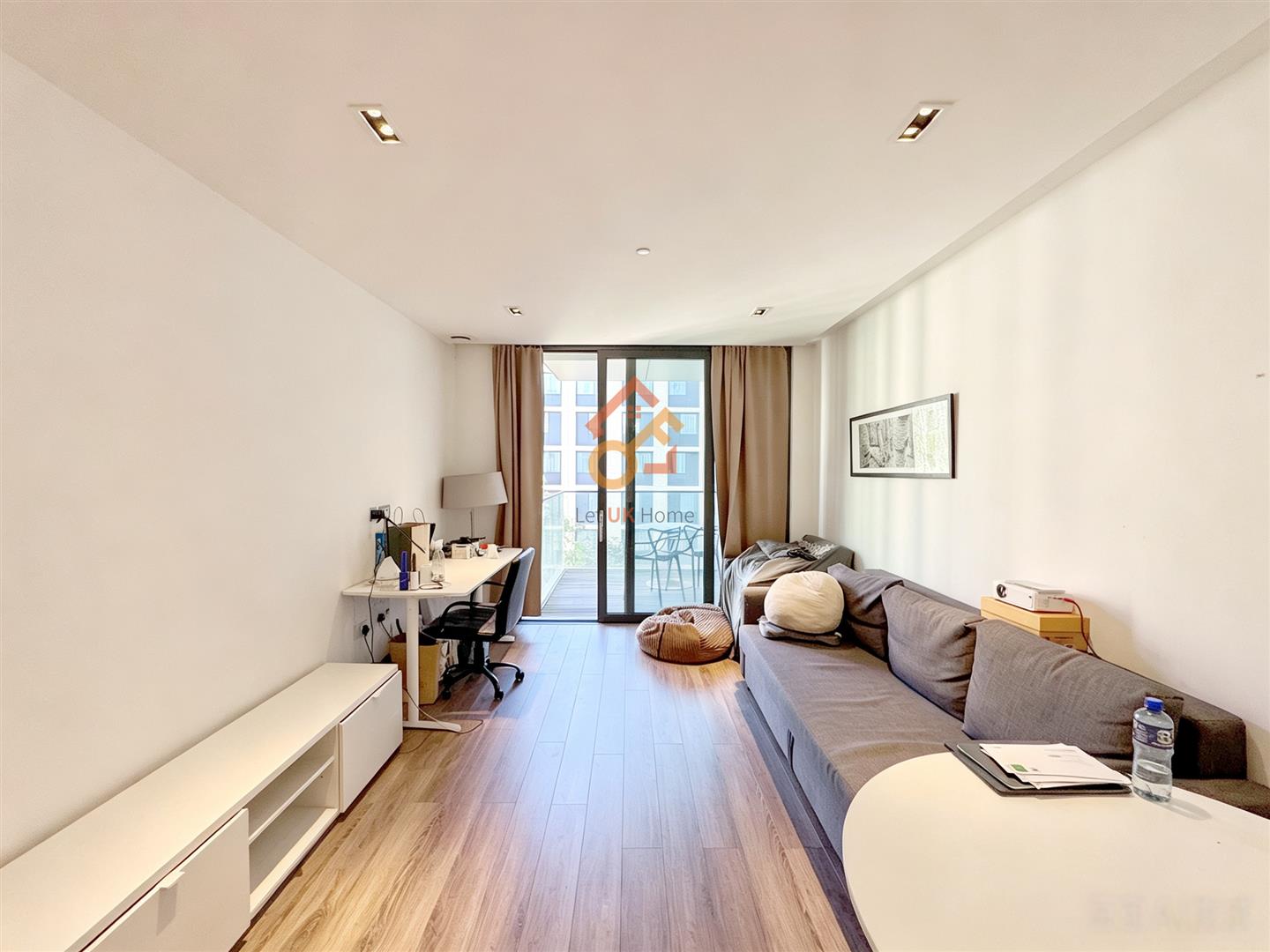 Flat Leman Street in Greater London