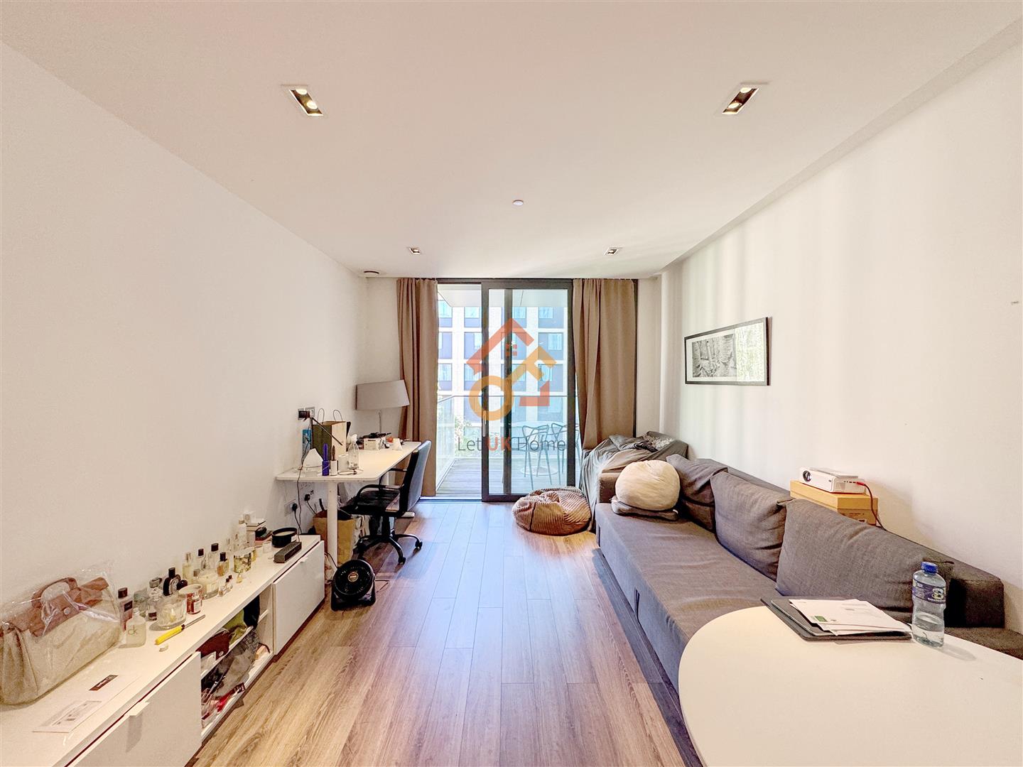 Flat Leman Street in Greater London