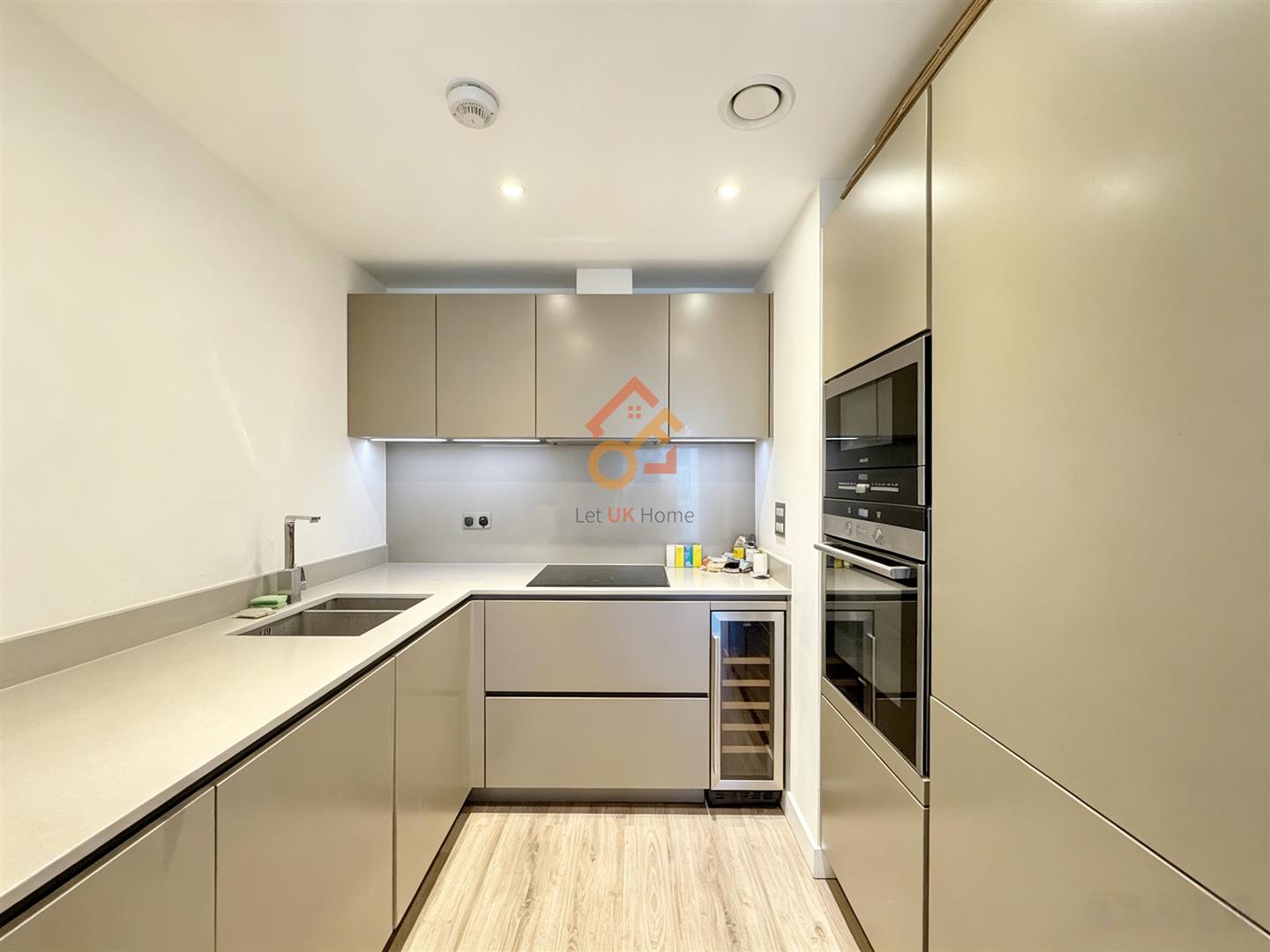 Flat Leman Street in Greater London