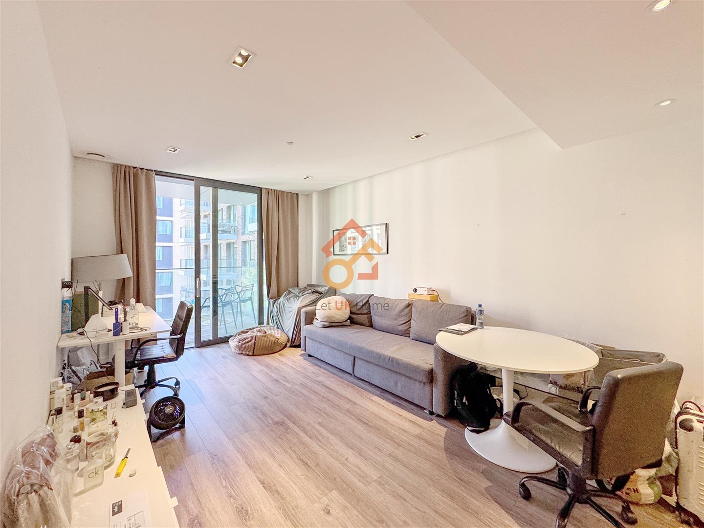 Flat Leman Street in Greater London