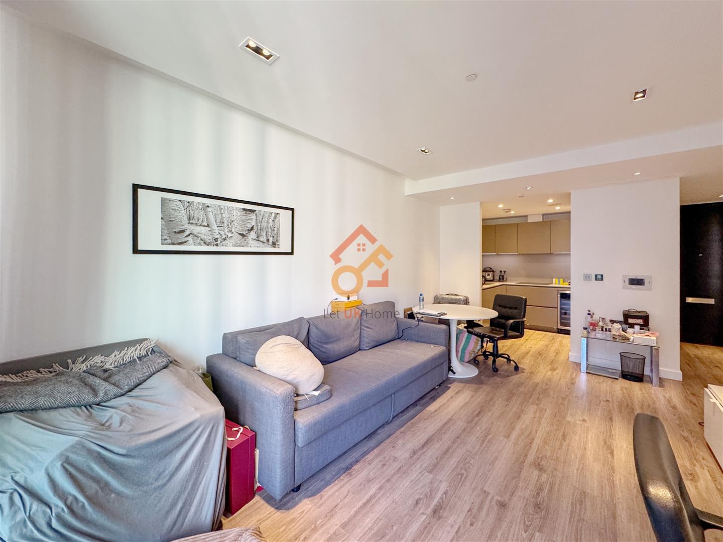 Flat Leman Street in Greater London
