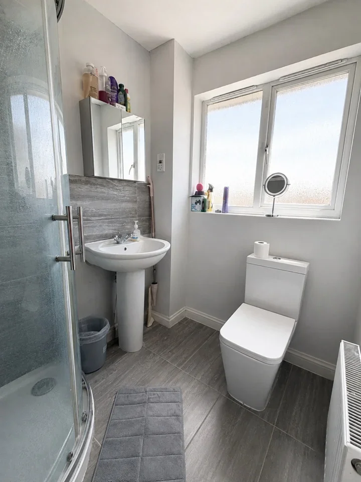 Room Longmarsh Lane in Greater London