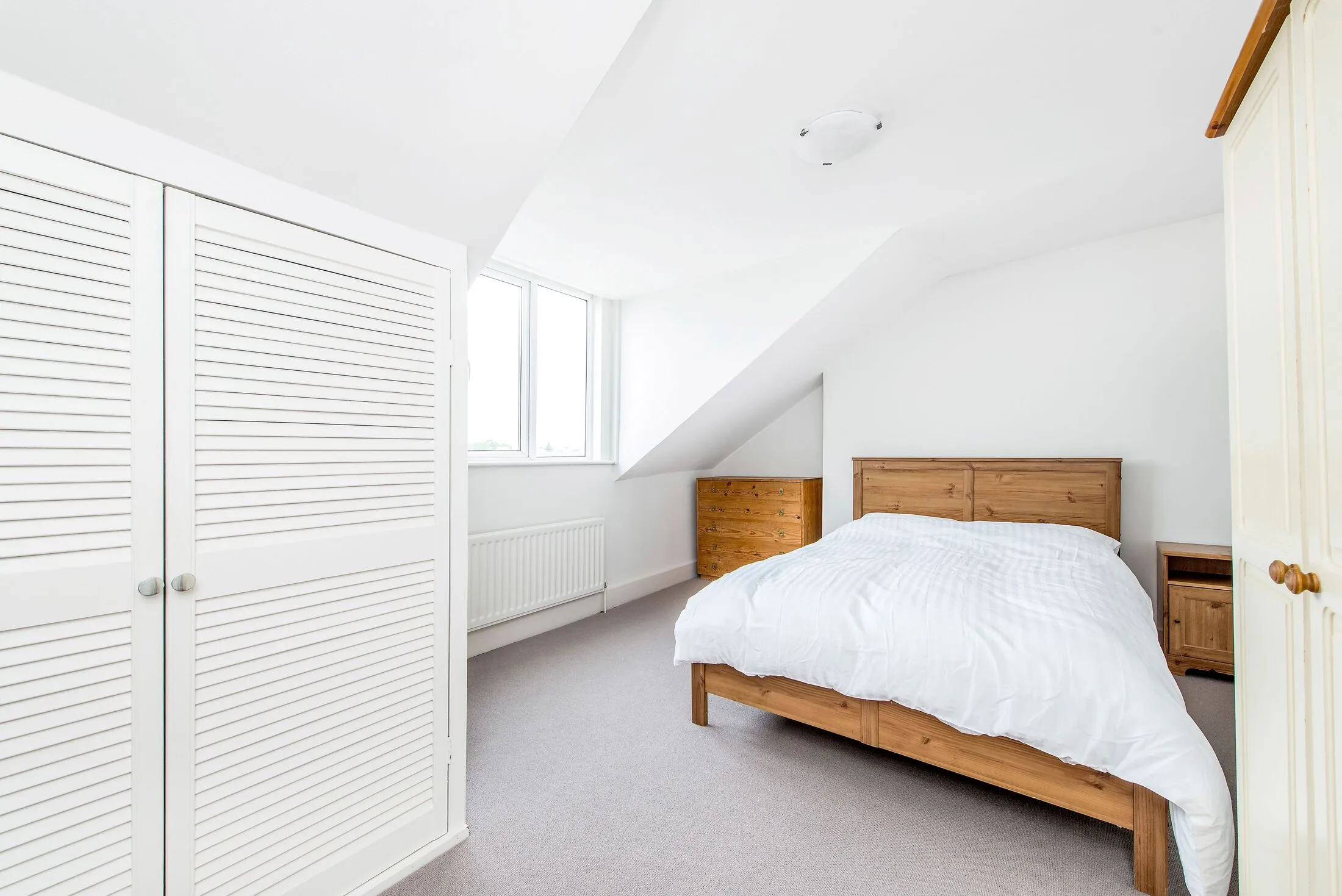 Flat Belleville Road in Greater London