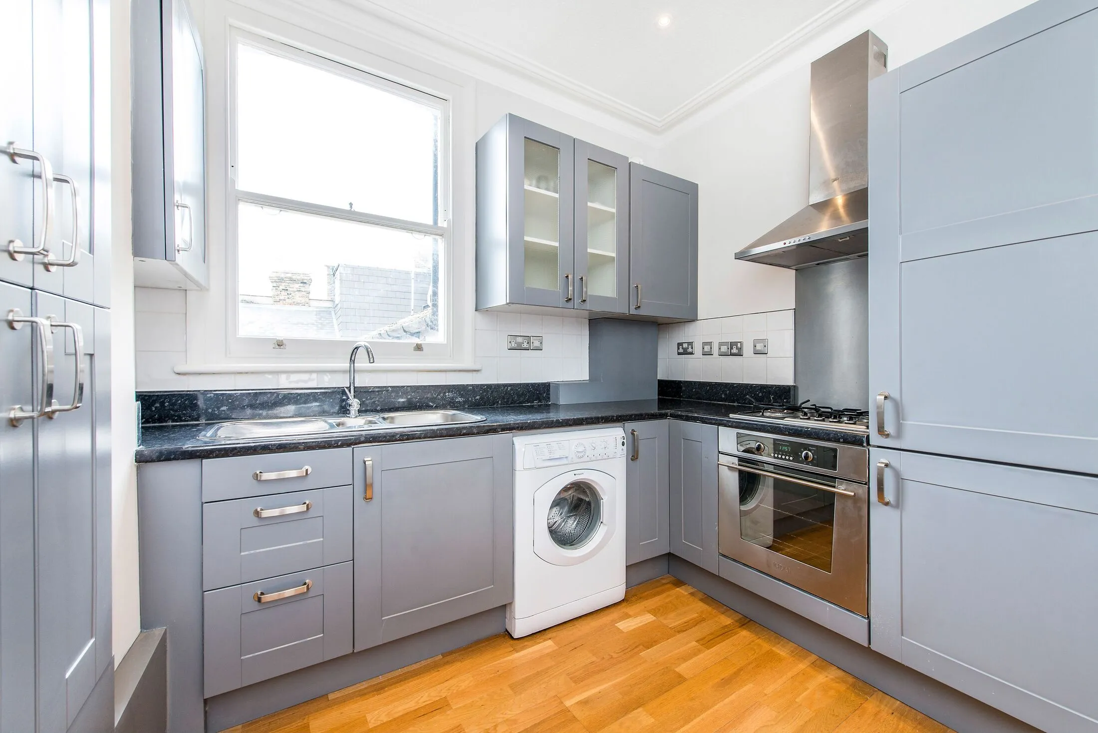 Flat Belleville Road in Greater London