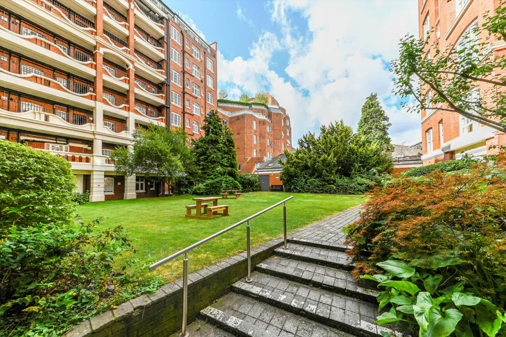 Flat Grove End Road in City of Westminster