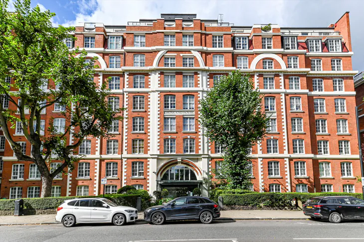 Flat Grove End Road in City of Westminster