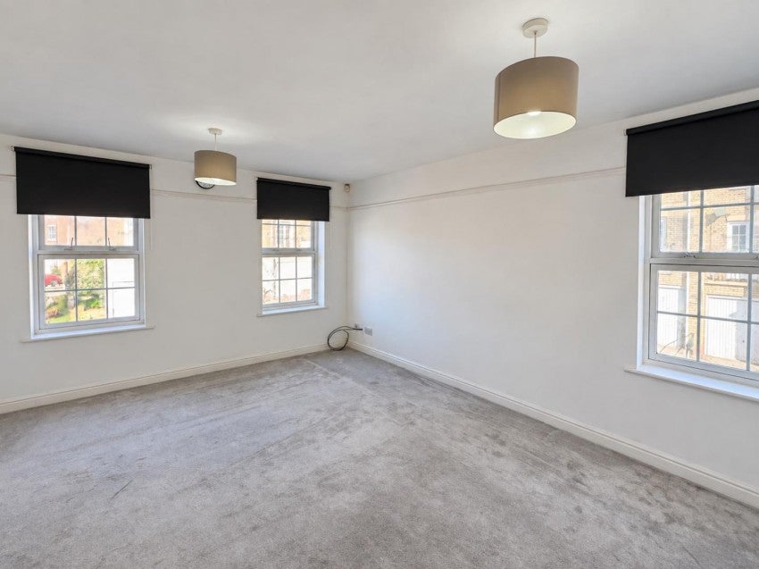 Flat Scholars Court in Northampton
