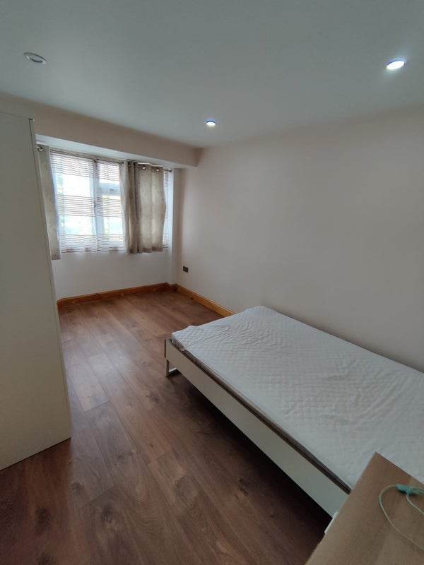 Room Widdin Street in Greater London