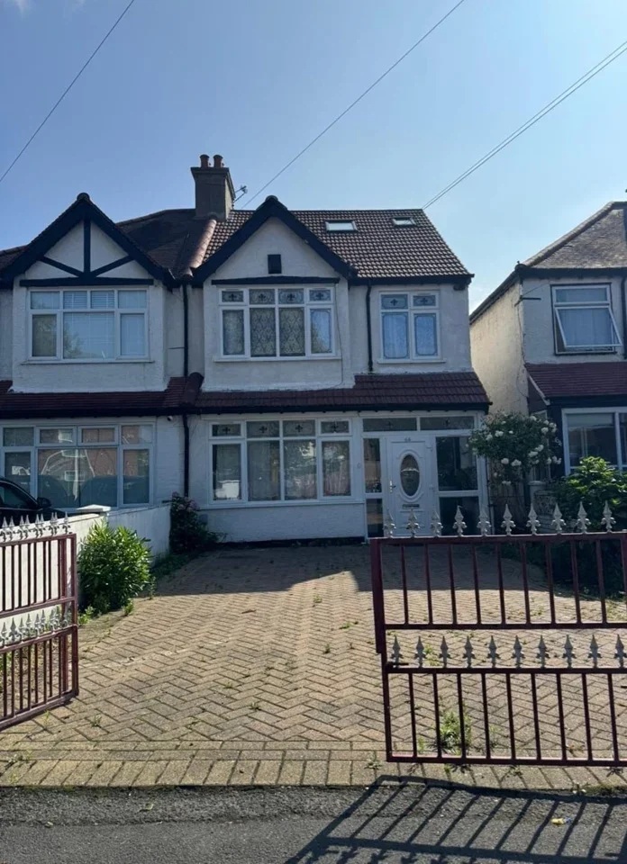 Room Lodge Road in Greater London
