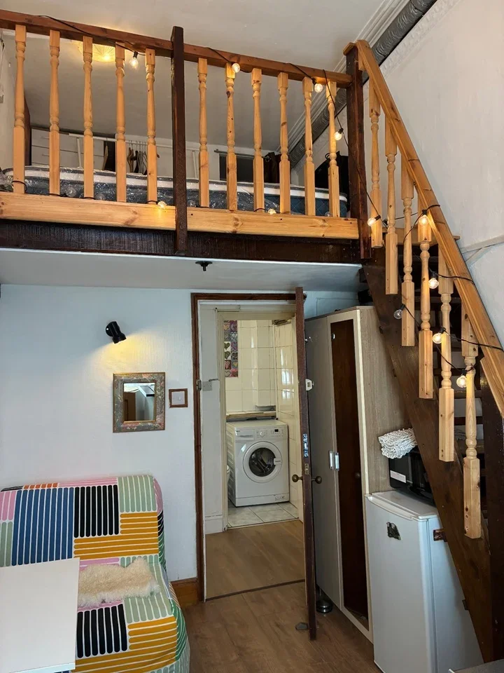 Flat Hogarth Road in Greater London