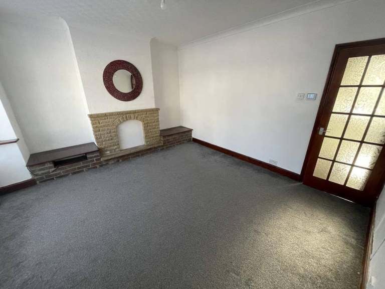 Flat Derby Avenue in Greater London