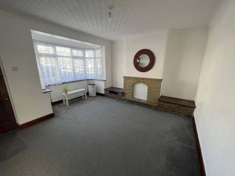 Flat Derby Avenue in Greater London
