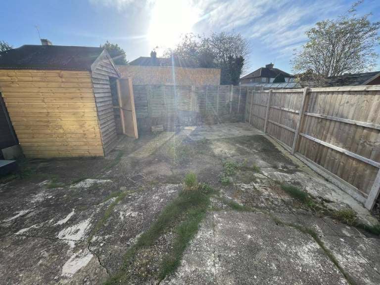 Flat Derby Avenue in Greater London