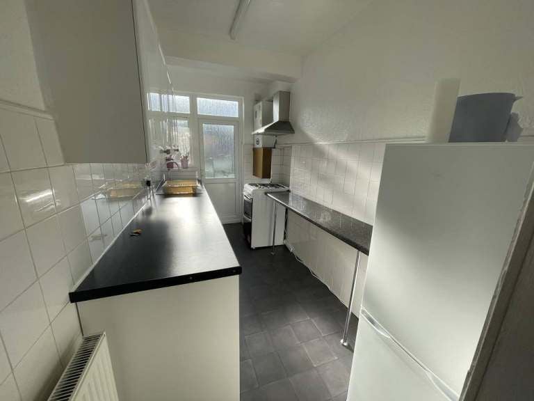 Flat Derby Avenue in Greater London