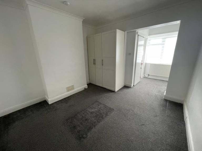 Flat Derby Avenue in Greater London