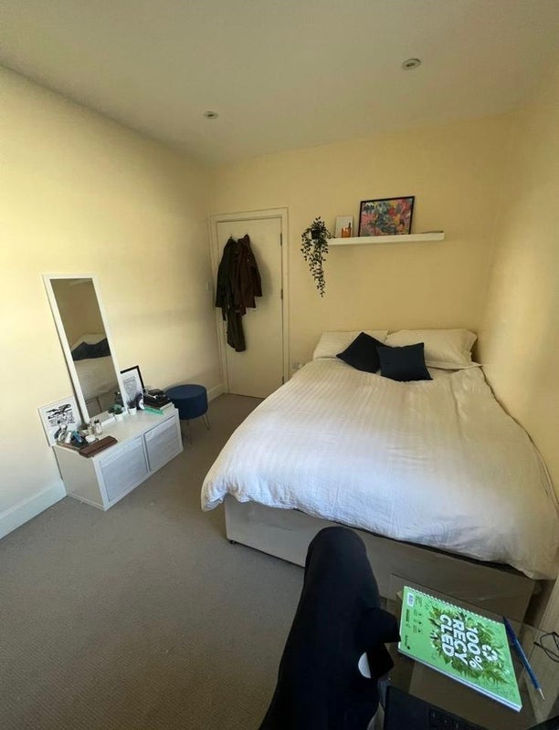 Room Mendip Road in Greater London