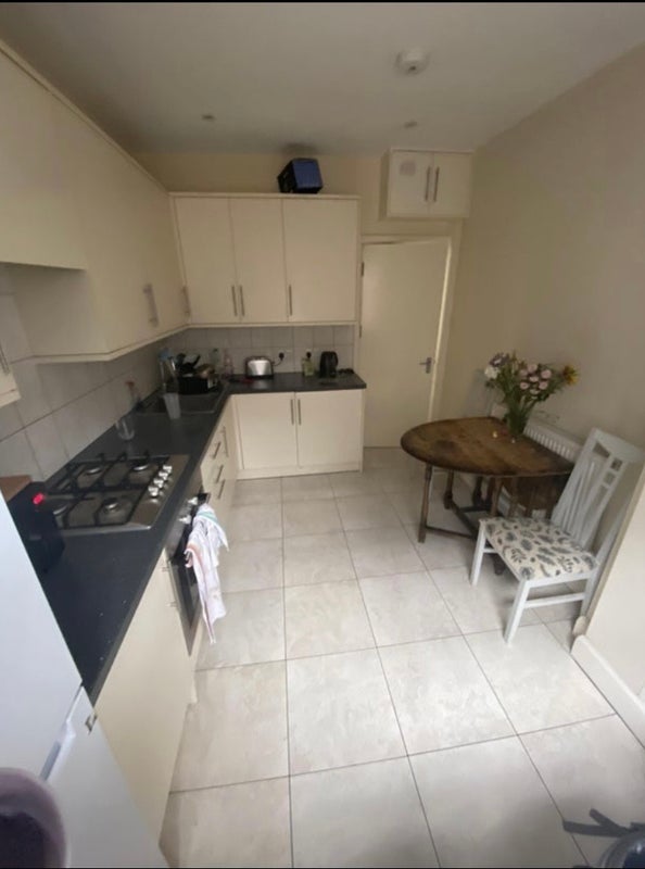 Room Mendip Road in Greater London