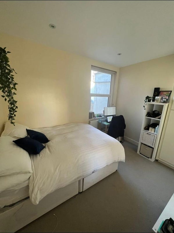 Room Mendip Road in Greater London