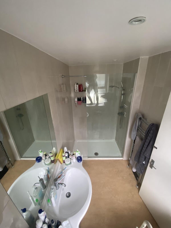 Room Mendip Road in Greater London