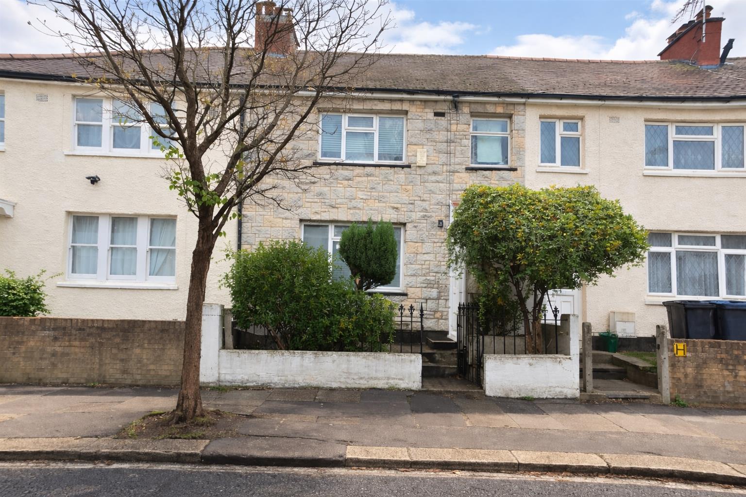Flat Humes Avenue in Greater London