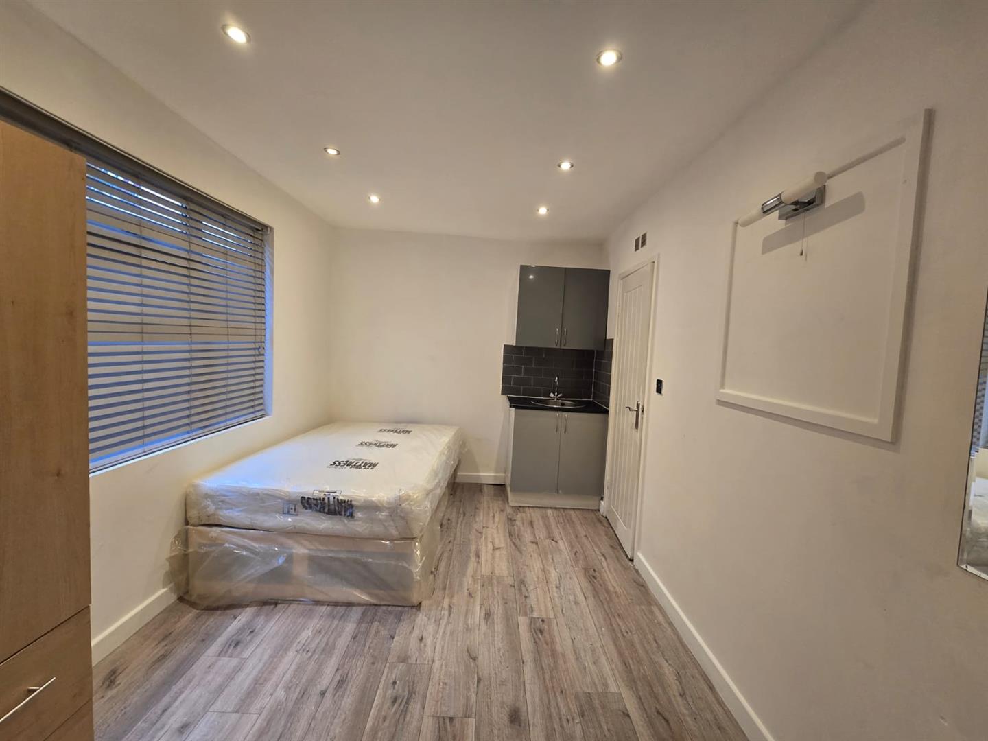 Flat Humes Avenue in Greater London