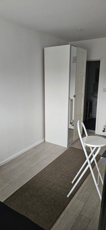Room Hudson Close in Poole