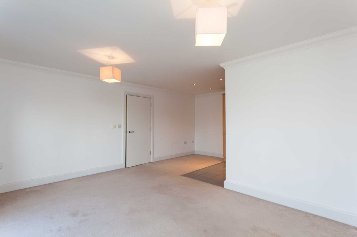 Flat Hurst Court in Horsham